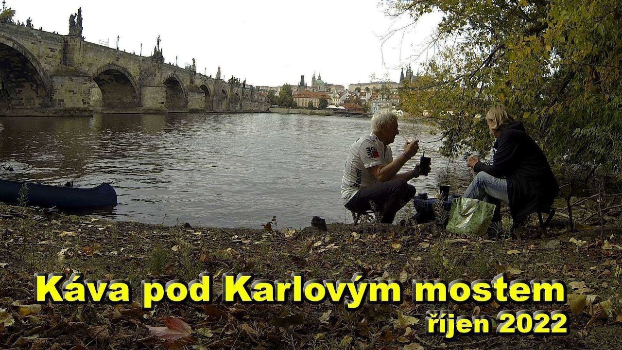 Káva pod Karlovým mostem
