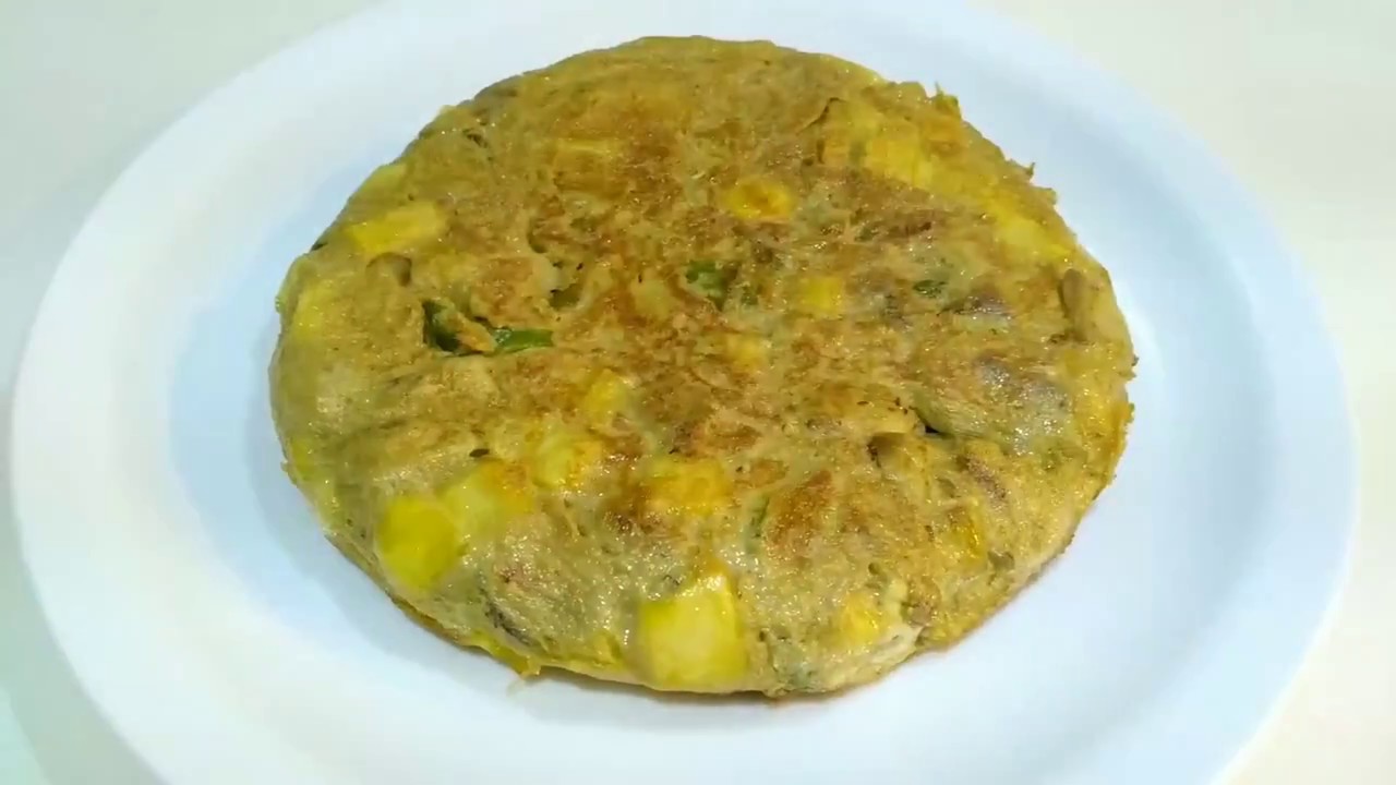Tortilla de berenjena, pimiento y patatas. Hortalizas sanas. Tortilla with aubergine.