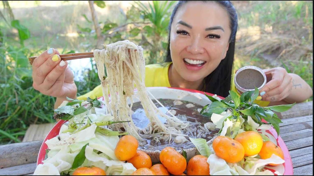 THAI BOAT NOODLES MUKBANG OUTSIDE | SASVlogs