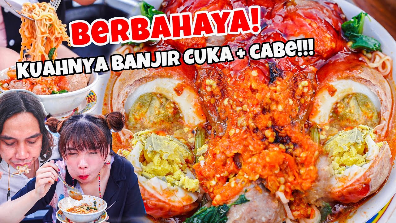 CARI MATI!!! MAKAN BAKSO TUMPAH CUKA DAN CABE DIATAS MOBIL BAK !!!