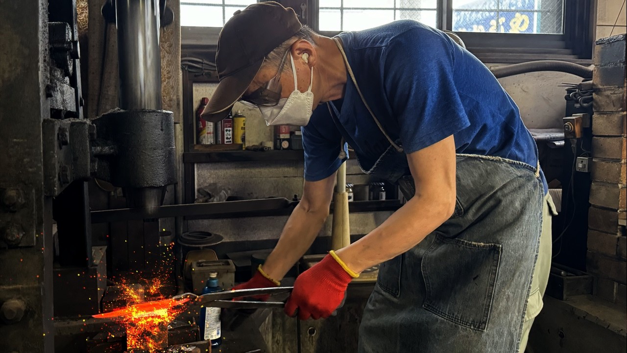 Salaryman to Blacksmith! Forging Japanese Knives over 100 years