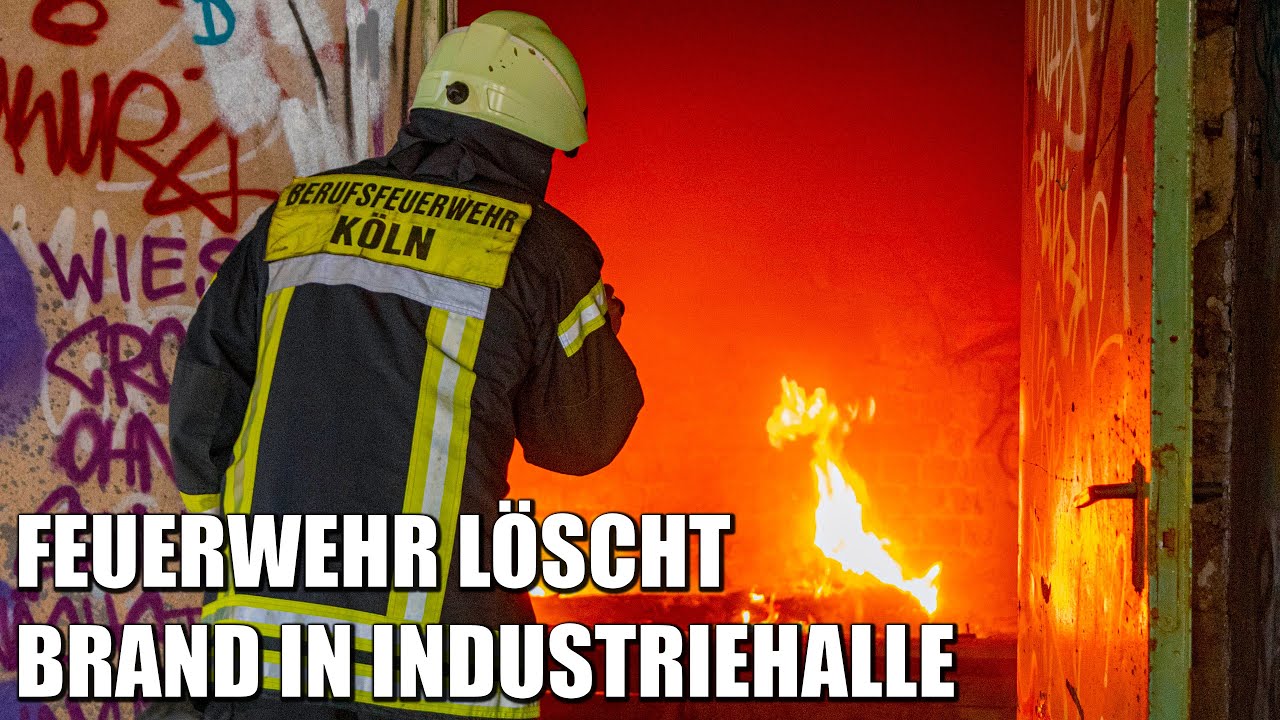 Dunkler Rauch &uuml;ber Industriehalle - Feuerwehr l&ouml;scht Brand in Industrieruine | 29.06.2022