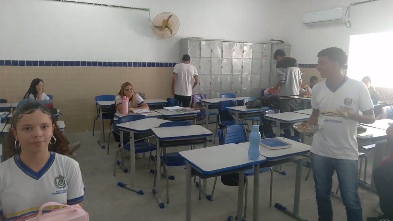 EREM de Belo Jardim alunos almoço estudantes do ensino médio na sala de aula 27/08/2025