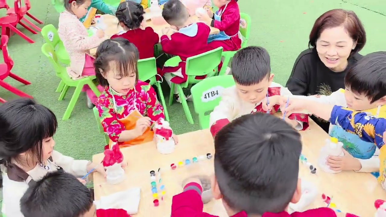 Bé tô màu tượng đất