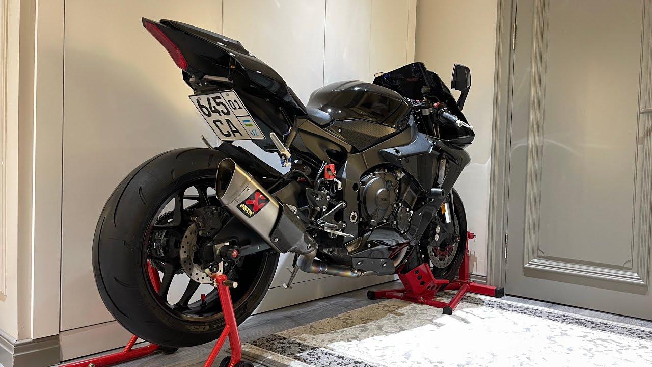 Yamaha R1 2018 stock exhaust vs akrapovic