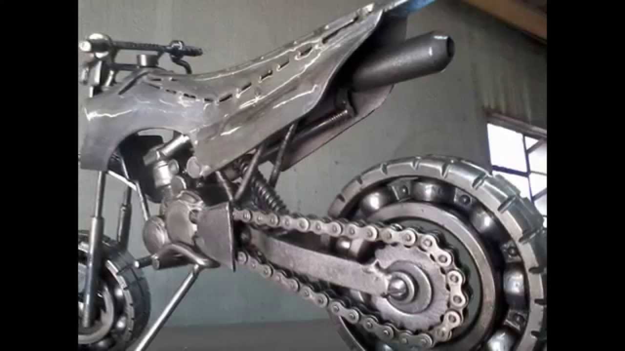 MOTO MINIATURA FEITA COM SUCATAS POR GOEDERT.