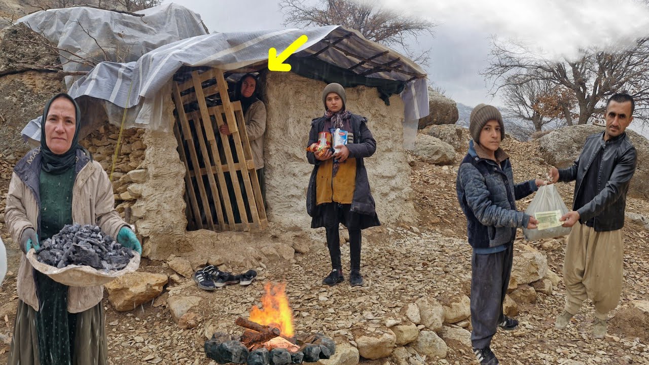 Living in a hut in the middle of the rain 🌧| Trying to survive and sell charcoal in the mountains🏔🔥