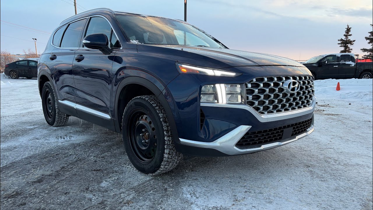Hyundai Santa Fe Preferred 2021 года — в полной комплектации с двумя комплектами шин и дисков.