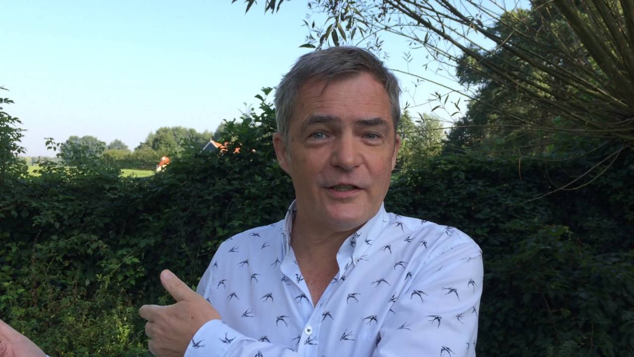 Herman Finkers feliciteert Youp van 't Hek met de VSCD oeuvreprijs