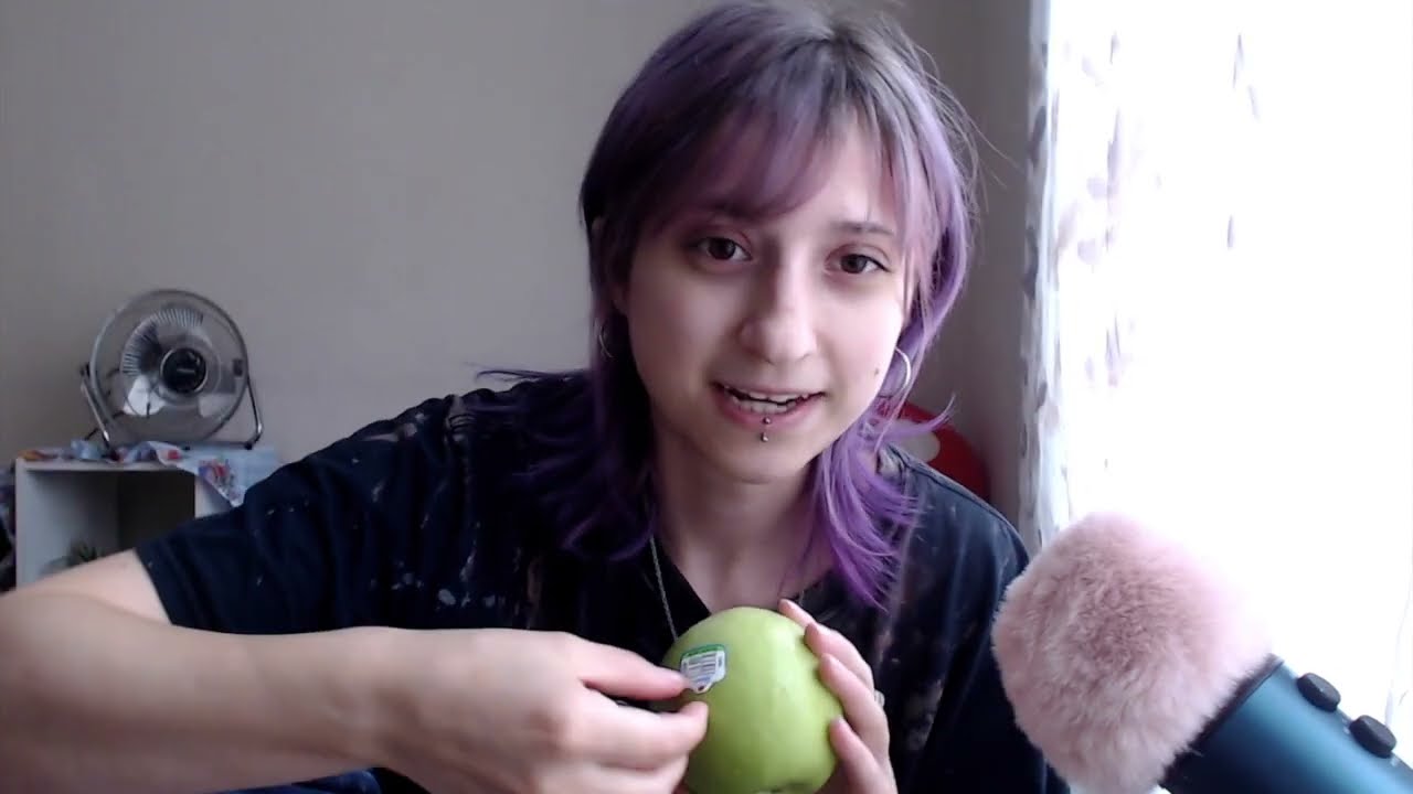 🍏 ASMR 🍏 eating a big SOUR green apple (and other CRUNCHY foods) ☆