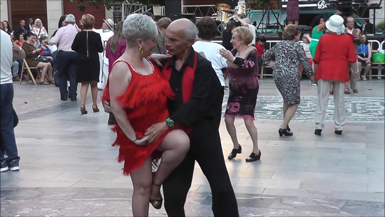 Empiezan los bailes en la Plaza del Carmen para la eterna juventud...
