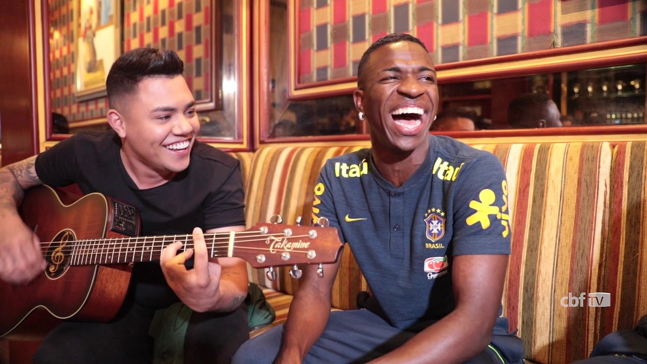 VINICIUS JR. e FELIPE ARAÚJO cantam ATRASADINHA na CBF TV