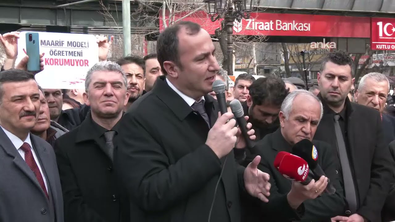 Eğitim-İş ve Eğitim Sen üyeleri, Milli Eğitim Bakanlığı önünde açıklama yapıyor /Ankara  #Canlı