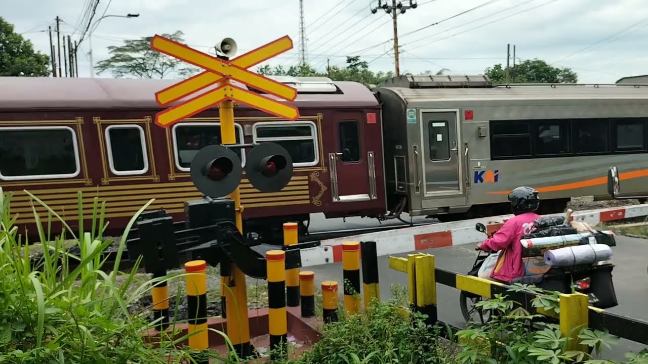 RAILWAY CROSSING||KA FAJAR UTAMA YOGYAKARTA||PALANG PINTU KERETA API JPL 363A