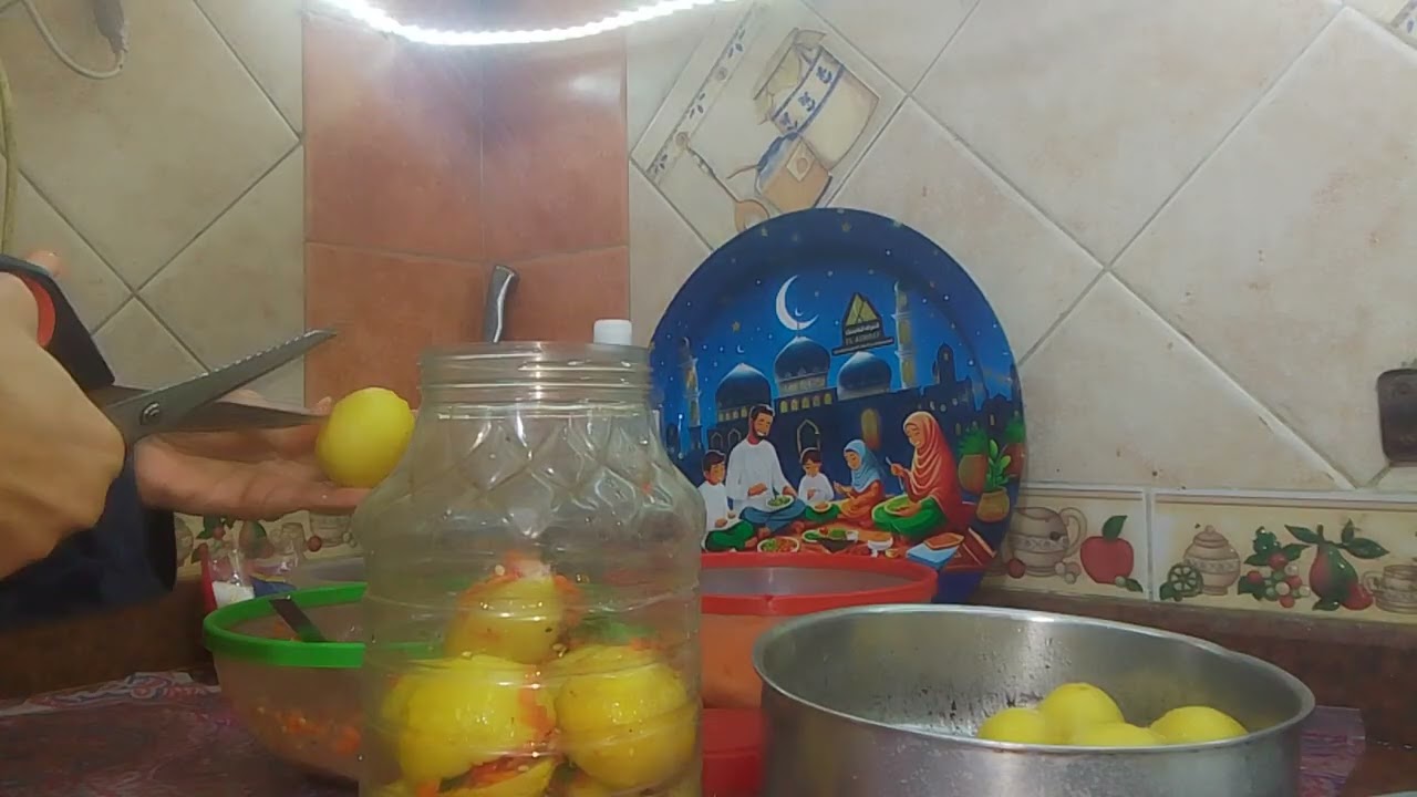 مخلل 🍋ليمون  معصفر من سلسله مخللات رمضان كريم ❤❤❤كل عام وانتم بخير❤❤❤ 