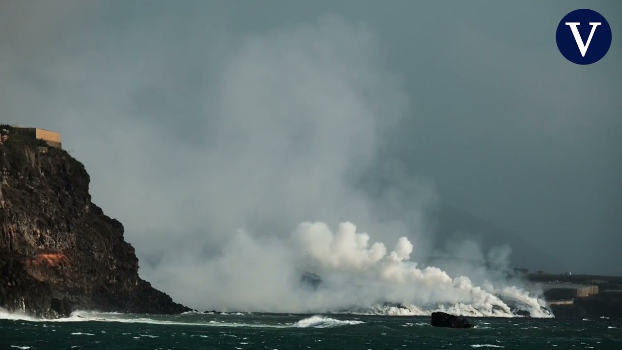 La lava sigue cayendo al mar en la costa de Tazacorte