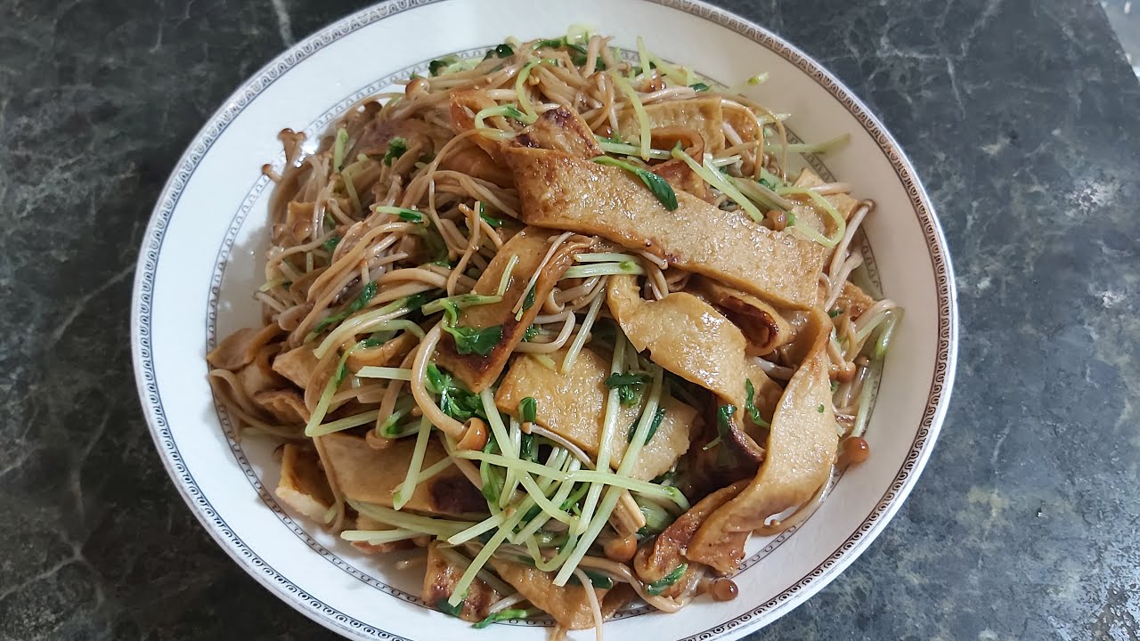 清炒料理｜韓國魚板어묵新吃法，跟豆苗、金滑菇炒在一起，居然也這麼好吃！Stir-fry Korean fish cake with bean seedlings and mushroom.
