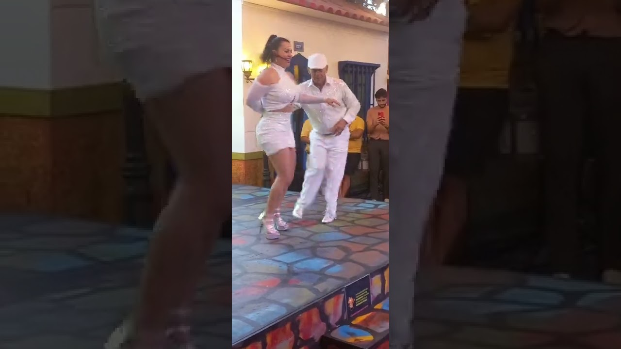 tirando piso con Luz Adriana la eléctrica en el Paseo de la Aurora Delirio