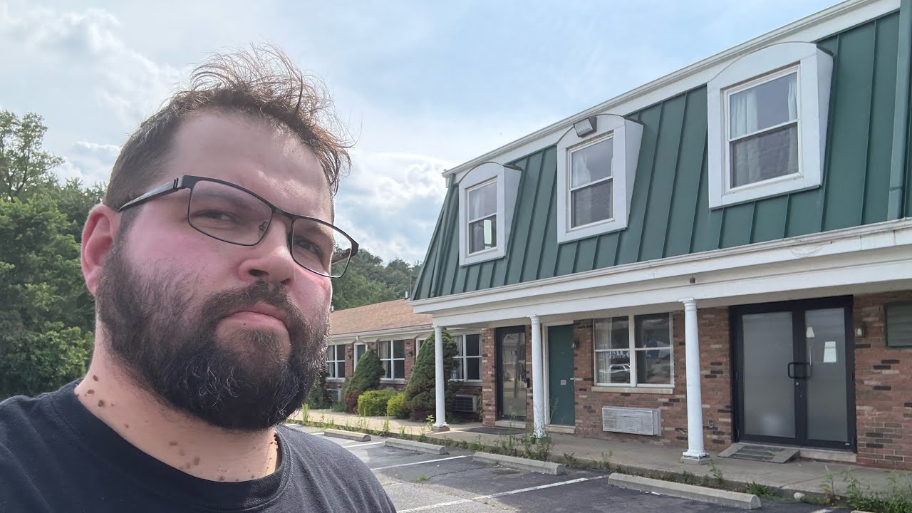 Abandoned Decaying Dead Motel!