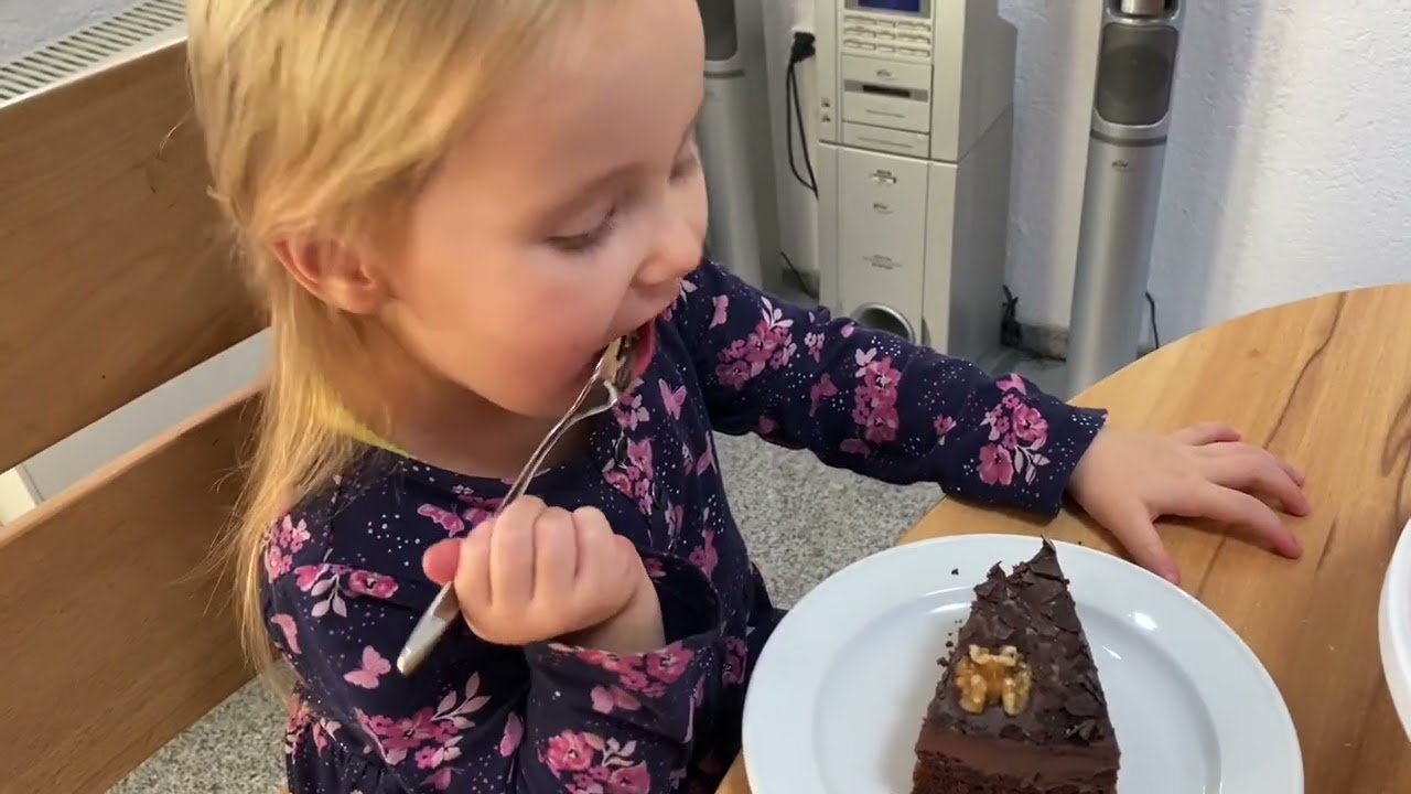Доча дегустирует шоколадный пирог 😋