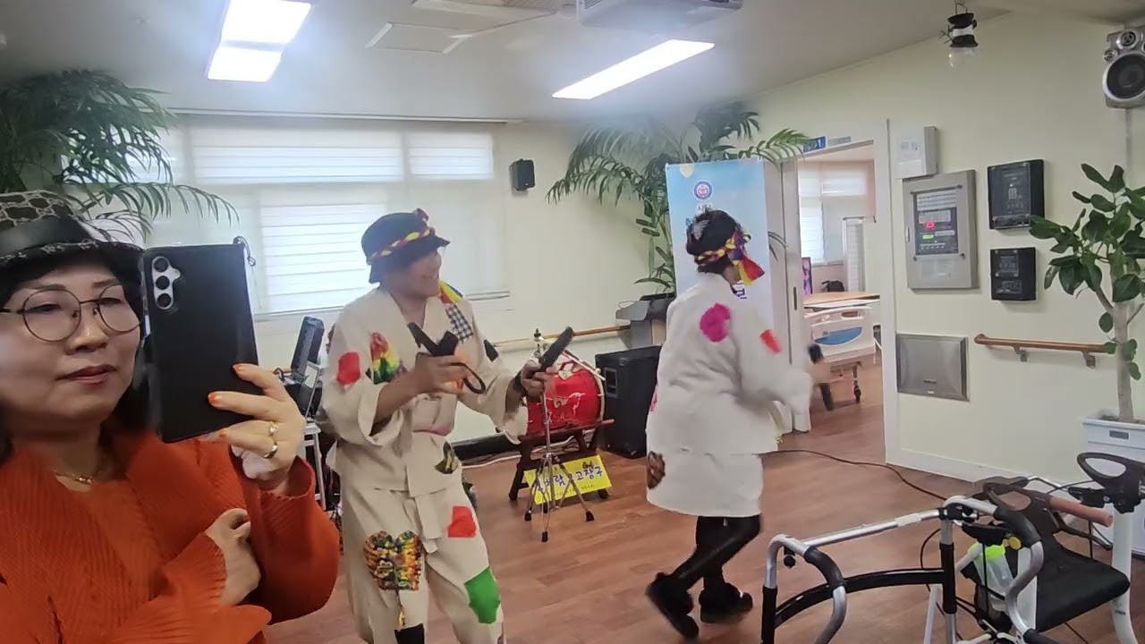 #청북신바람음악동호회#철희-군산항아#이쁜이 각설이품바#최고~👍👍👍#요양원봉사#