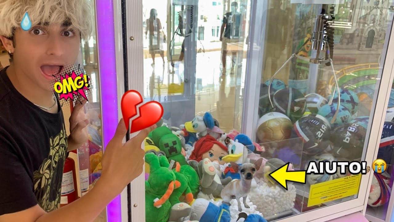 IL NOSTRO CAGNOLINO SI È INCASTRATO DENTRO UNA MACCHINETTA PESCA PUPAZZI!! *chiamiamo i soccorsi*