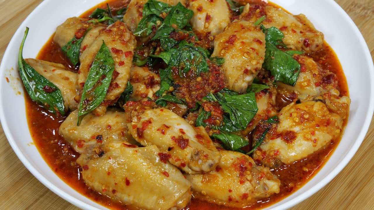 ปีกไก่ผัดใบโหระพาแซ่บๆ