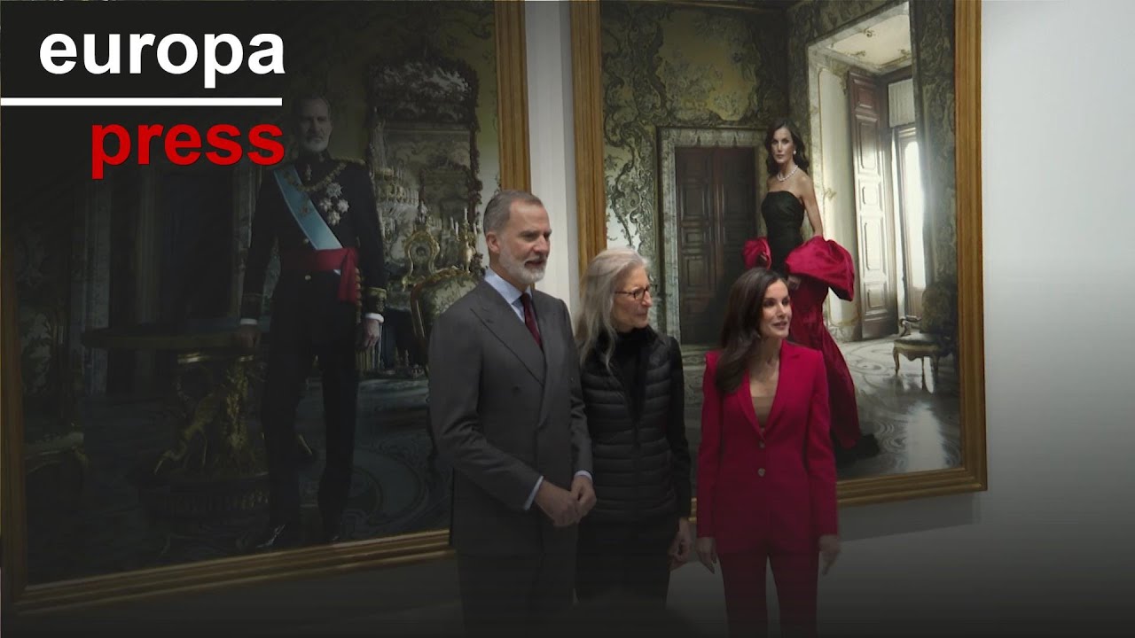 Los Reyes admiran junto a Annie Leibovitz sus retratos para el Banco de España