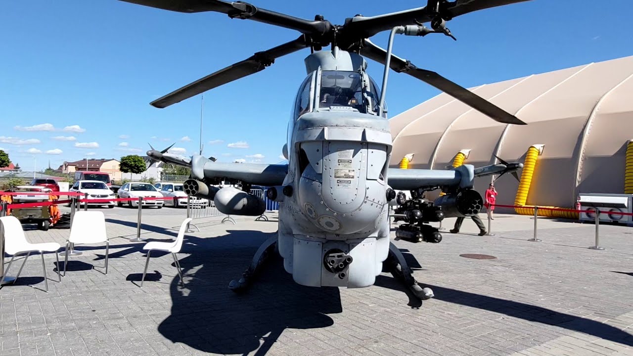 Bell  AH-1Z  Viper  (nagranie z poziomu gruntu, materiał uzupełniający)   - MSPO 2022