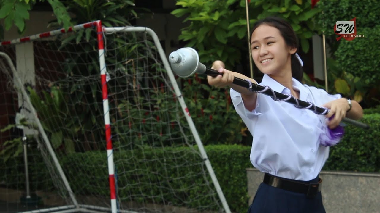 ดรัมเมเยอร์และผู้แทนถือป้ายโรงเรียนสตรีวิทยา กีฬาประเพณีครั้งที่ 65