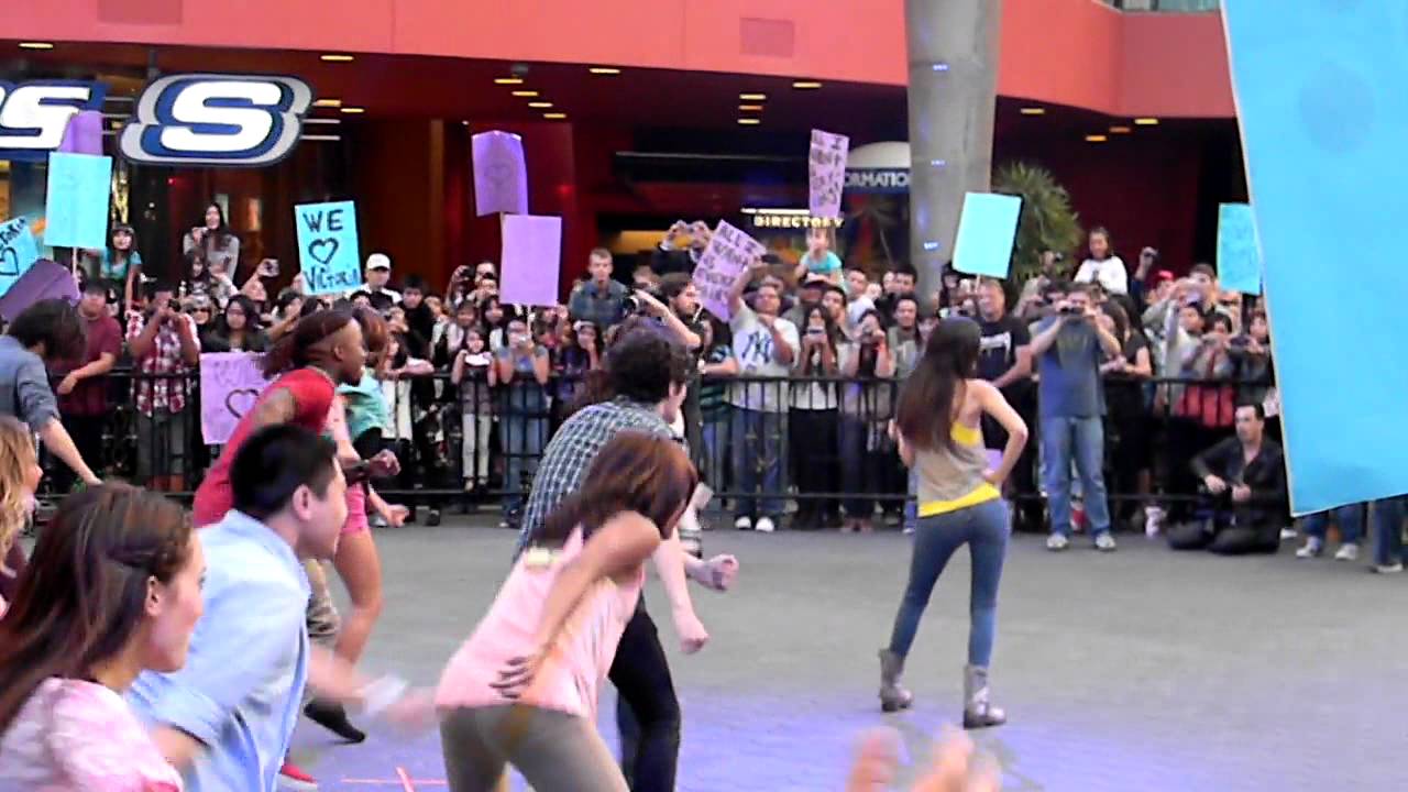Victorious Cast - All I Want Is Everything (Citywalk Flash Mob) - 9/16/11