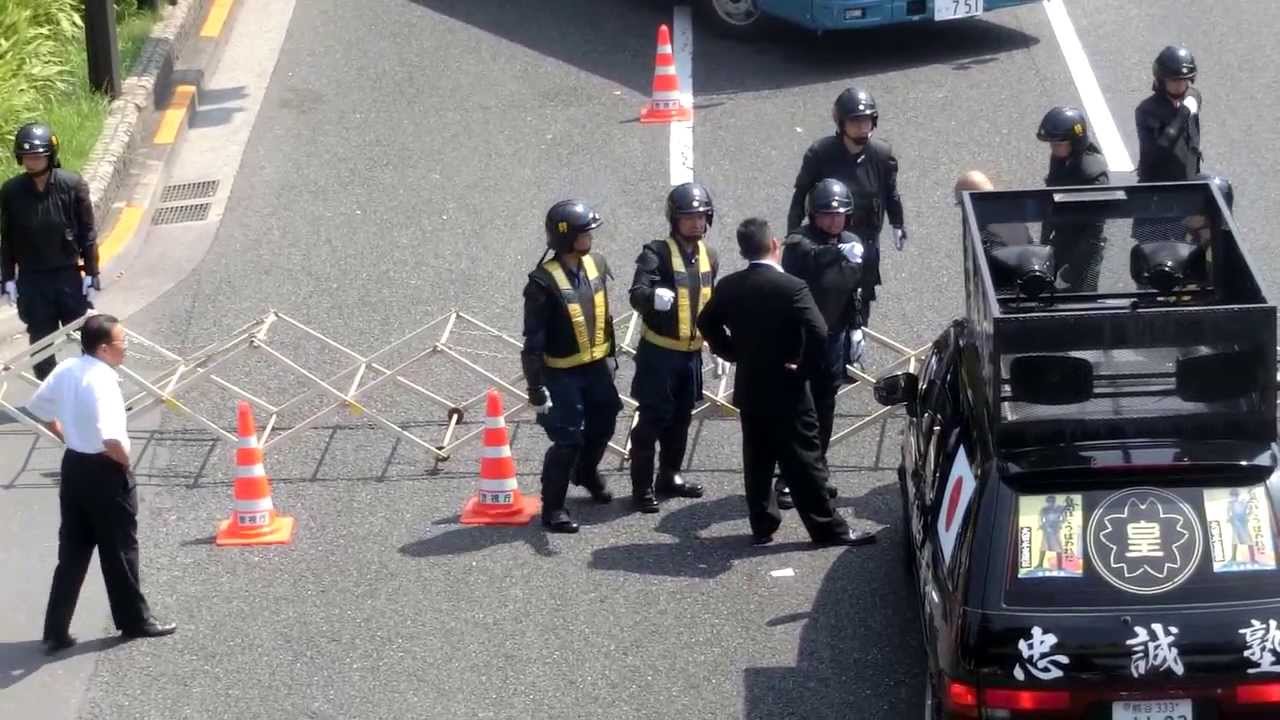 機動隊のバリケードに突っ込んでくる街宣車　2013/8/15 靖国神社