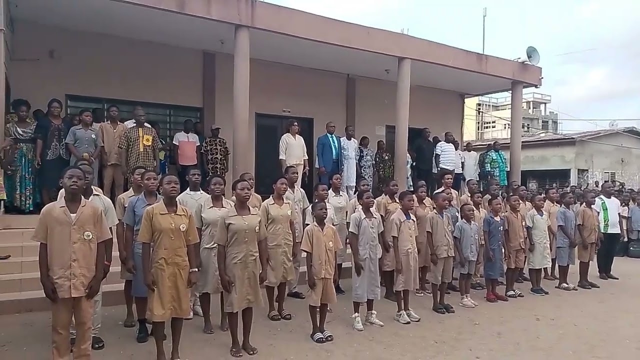 Hymne National à la fanfare par les élèves.