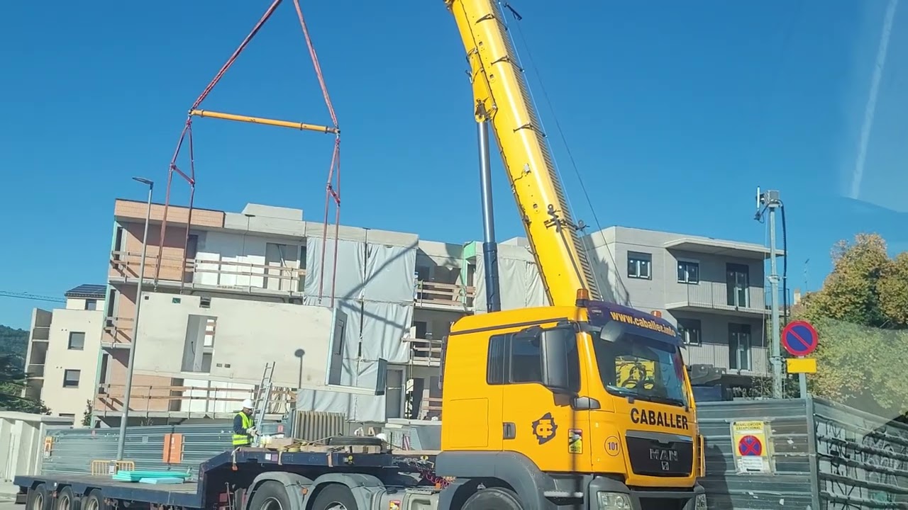 Montan un bloque de pisos en plan tetrix