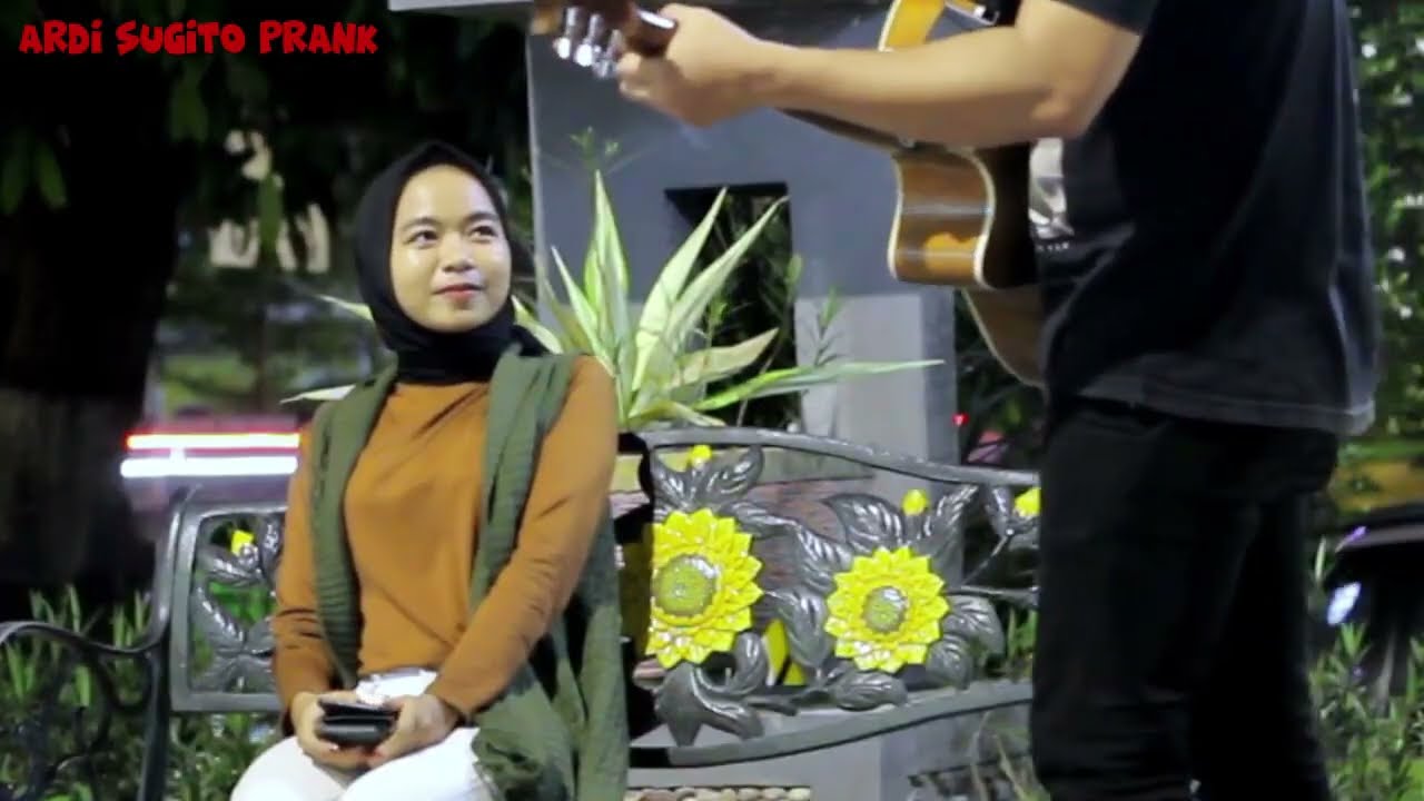 DIA LANGSUNG TERPESONA DAN SALAH TINGKAH ! PRANK BAPERIN CEWEK