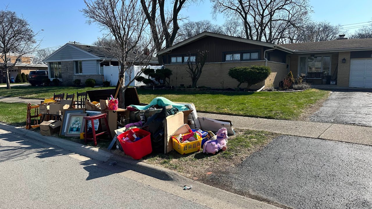 Trash Picking Wealthy Neighborhood w/ a Trailer! - Chicagoland Garbage Picking