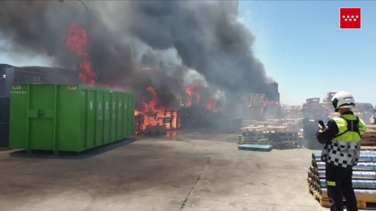 Incendio en exterior de nave industrial  Alcalá de Henares