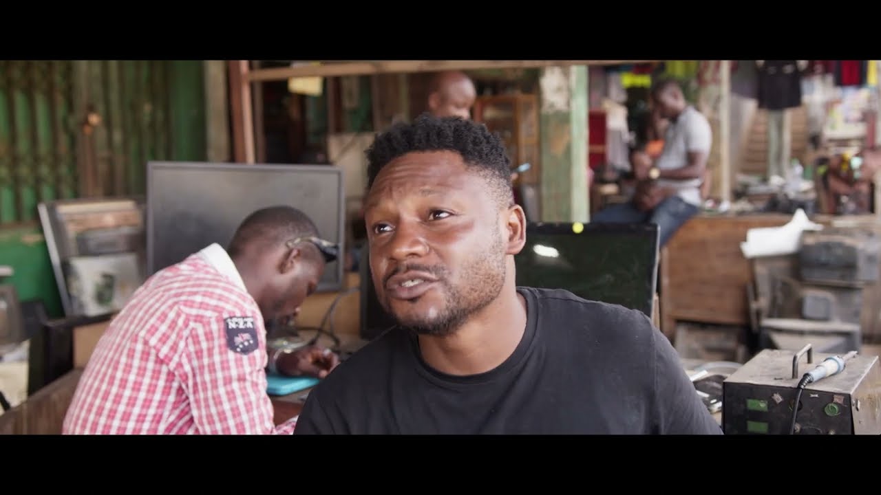 NGON BASSAA va récupérer son téléphone chez le réparateur, 3 ans après l'avoir abandonné 😂😂🤣🤣