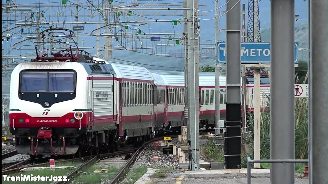 Deviate FrecciaBianca Sicilia.Traffico intenso con transiti e incroci nella stazione di Fiume Torto