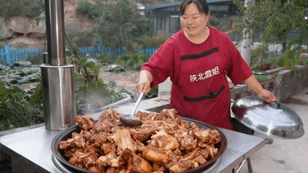 【陕北霞姐】霞姐买来排骨和猪蹄，做一大锅大手拉小手，极致脱骨配饭一绝！
