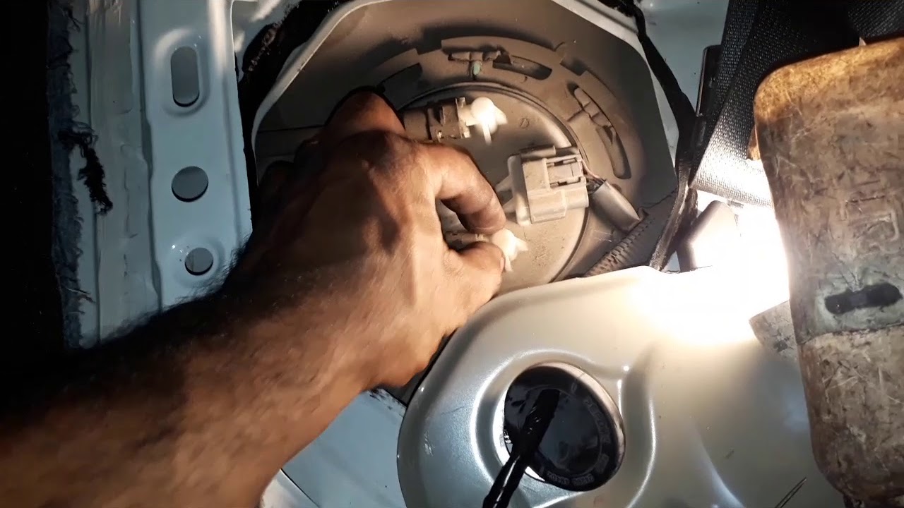 TROCA DA BOMBA DE COMBUSTÍVEL DO NISSAN MARCH 2015