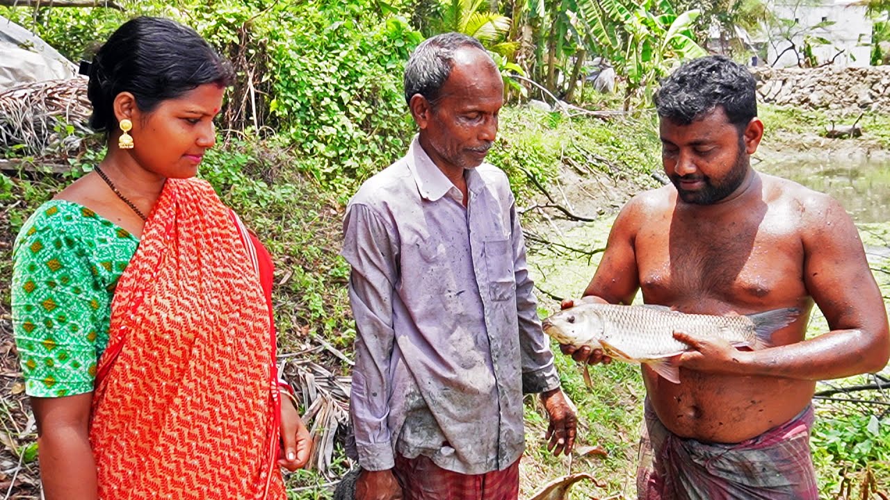 বাবার বাড়িতে বাবা ভাই মিলে পুকুর থেকে জাল দিয়ে বড়ো একটা রুই মাছ ধরেছে,মা অনেক কিছু রান্না করলো
