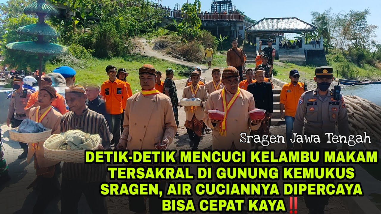 PROSES MENCUCI KELAMBU MAKAM GUNUNG KEMUKUS AIR CUCIAN DI PERCAYA BISA BIKIN CEPAT KAYA