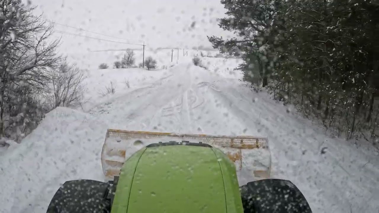 Відлига і дощ. Сніг дуже важкий. Лишилась одна дорога. 