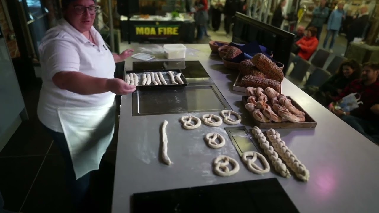 Luzie Feiler backt auf dem Schwarzen Markt 2025 - Tag 1