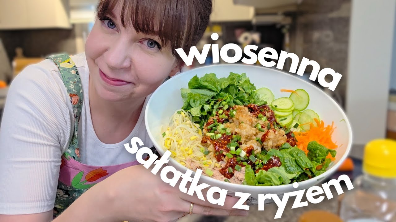 Wiosenna sałatka ryżowa - sałatka ala bibimbap z chrupiącym ryżem - idealna do pracy