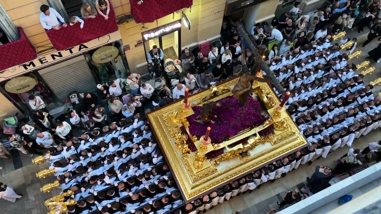 La cofradía de Mena, en la calle Especería, camino de la Tribuna