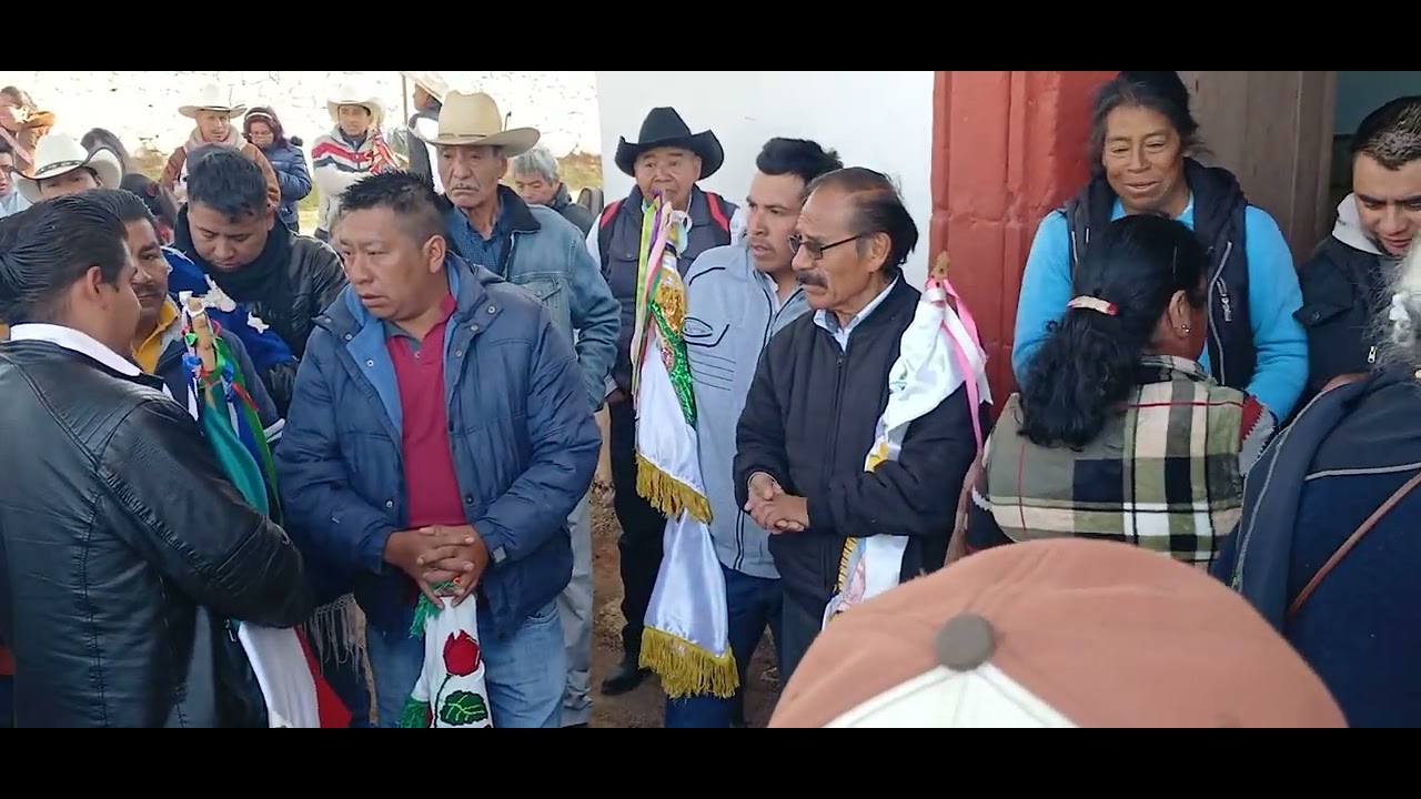 Emotiva entrega del pabellón (Bastón de Mando) Por parte de el Mayordomo saliente Daniel Gonzales.