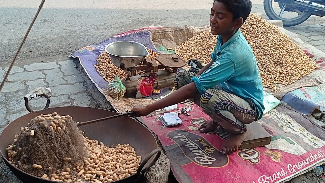 ये बच्चा Uttar pradesh से bihar आ गया मूंगफली बेचने | Indian Street Food