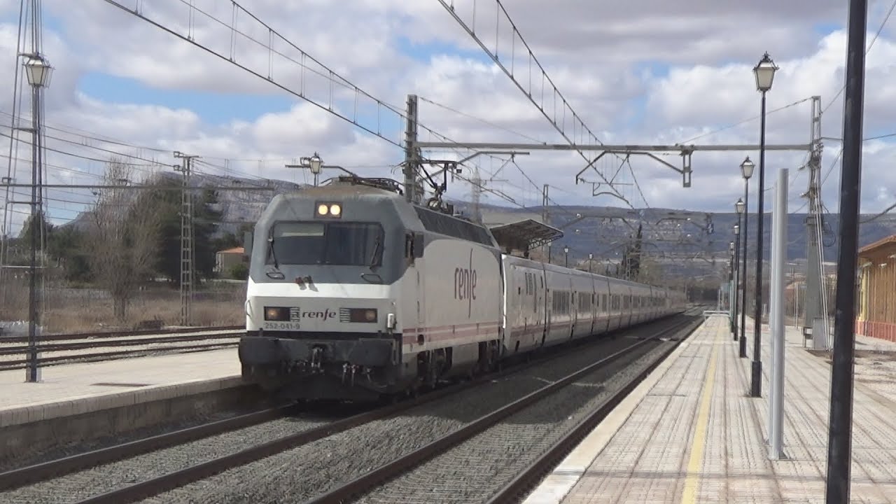 Día de trenes entre La Encina y Almansa